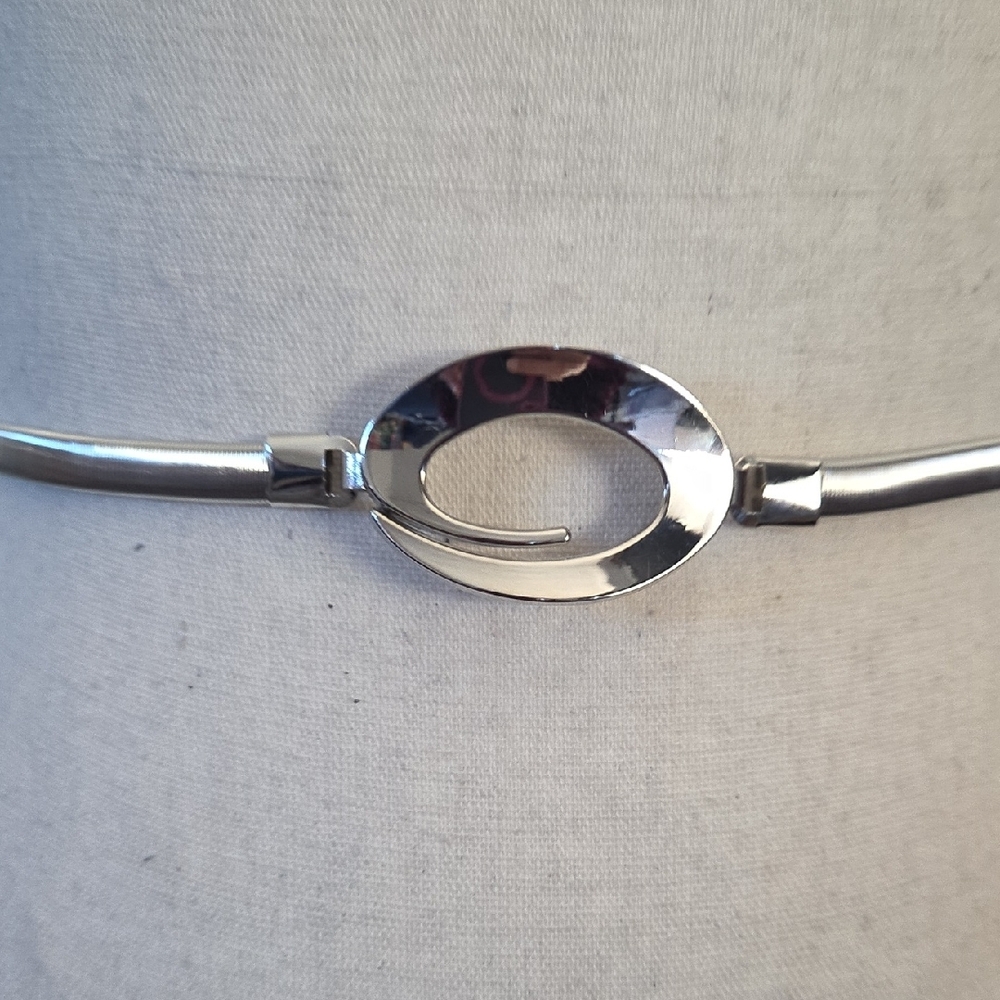 Silver Oval Metal Waist Belt - Women's Accessory - Picture 4 of 6